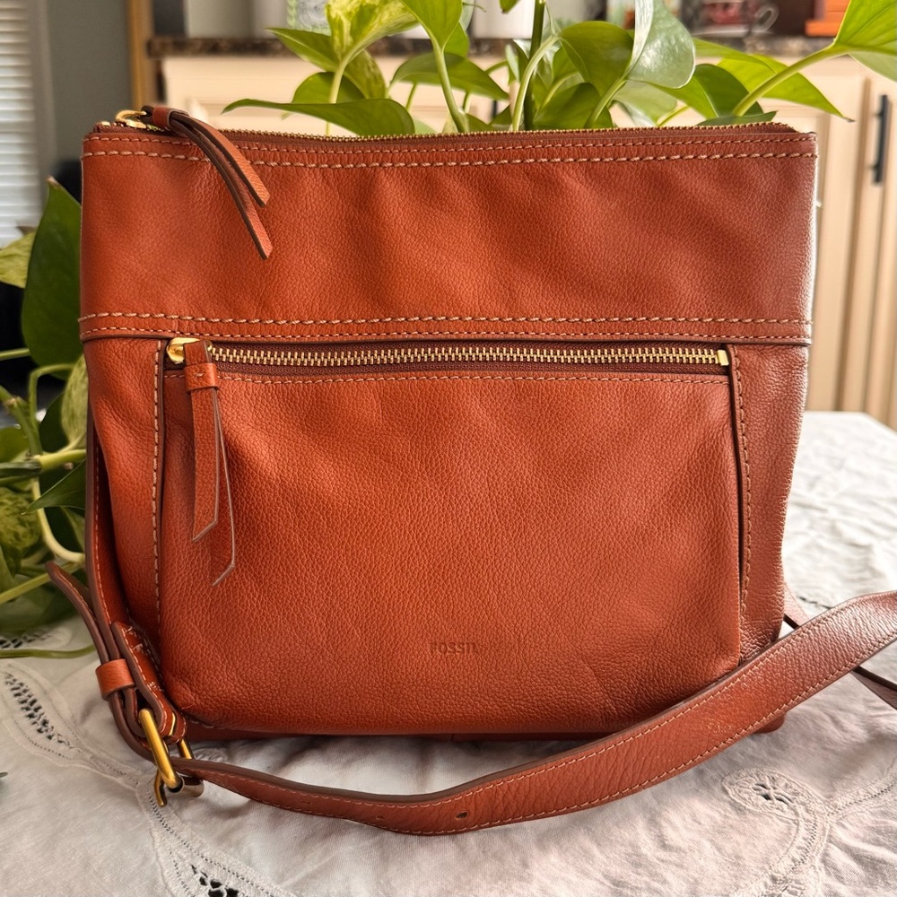 Fossil Tan Leather Crossbody Bag about 11” x 9” EUC - Picture 2 of 9